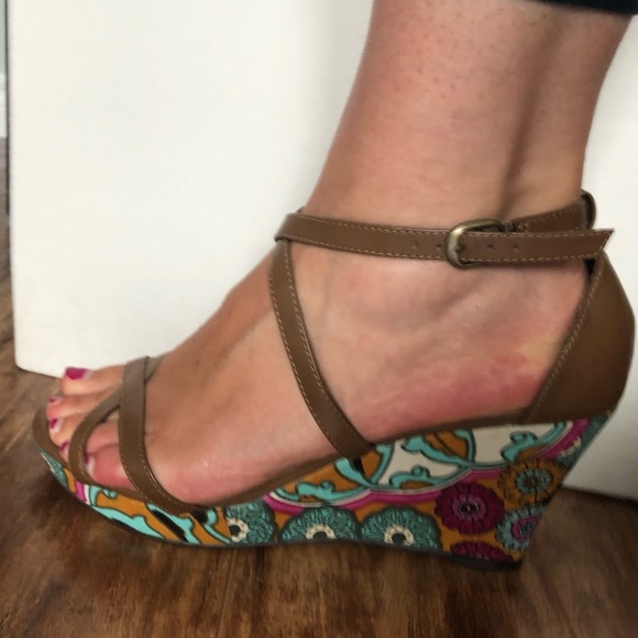 Fun floral print wedge heeled sandals! - Picture 7 of 7